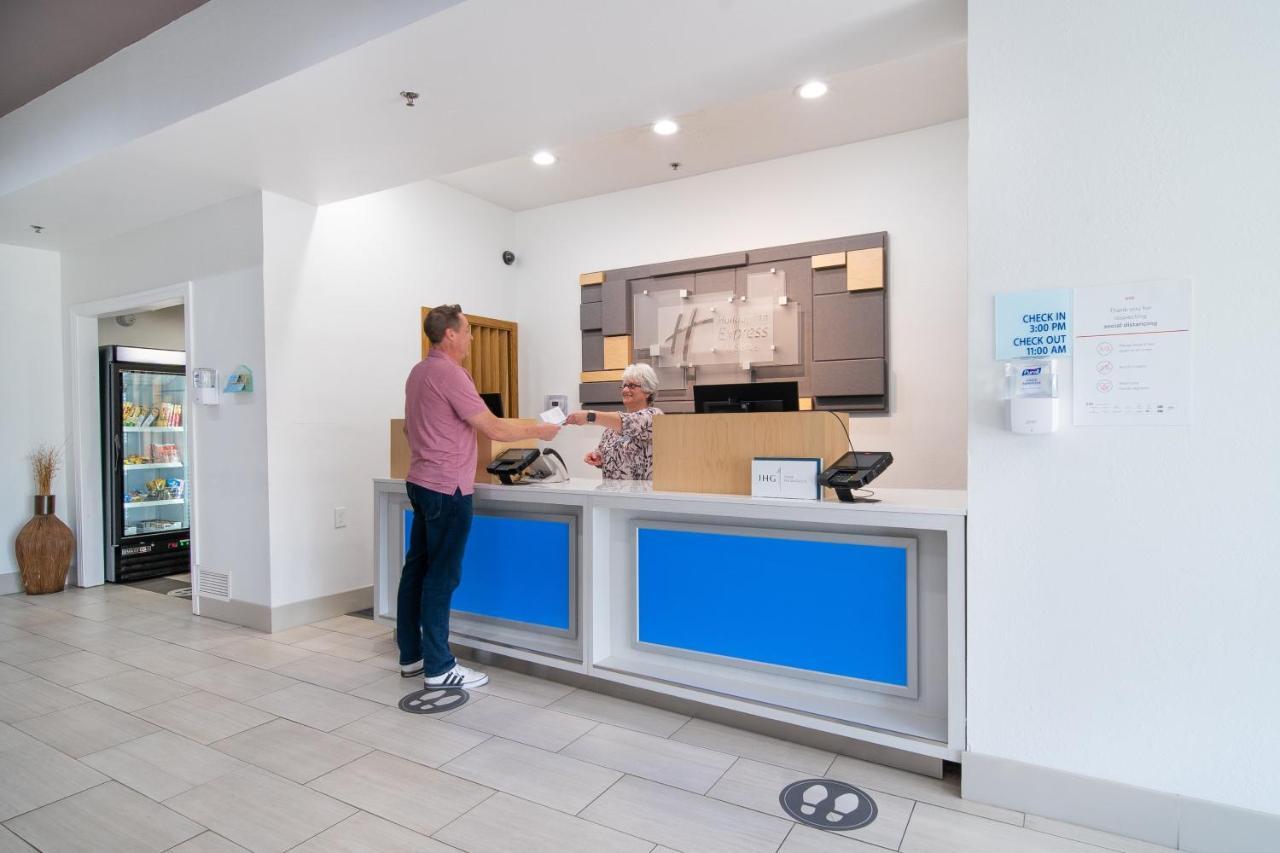 Holiday Inn Express Hotel & Suites Bedford By Ihg Luaran gambar