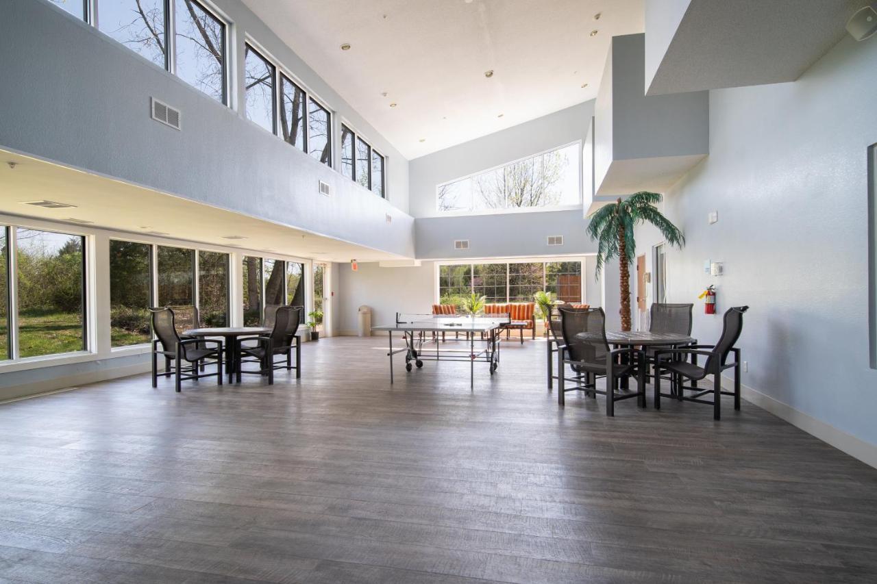 Holiday Inn Express Hotel & Suites Bedford By Ihg Luaran gambar